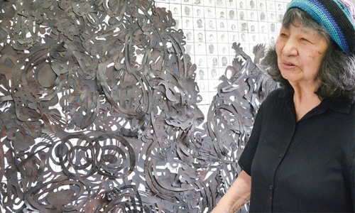 制作中の作品『魔の山』の前で話す上條さん。「相模原には市立美術館がないのが残念ですね。アートは子どもを笑顔にする力、平和や命の大切さを訴える力もあるんです」