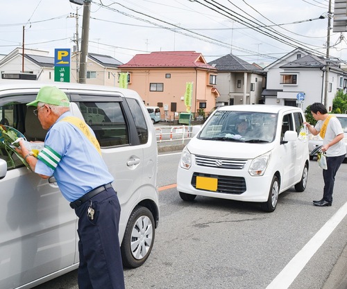 川尻交差点で注意喚起（津久井署）