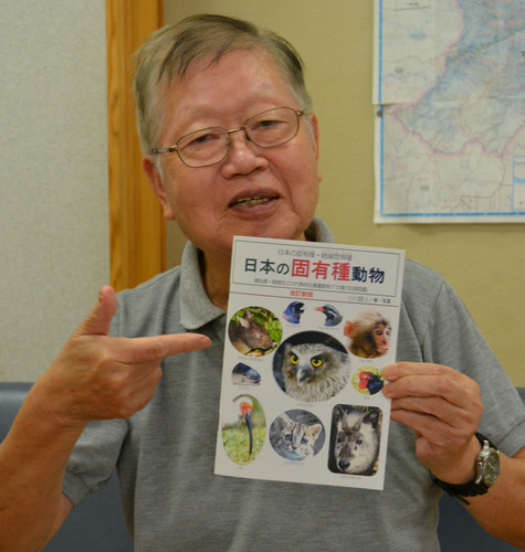 図鑑を手に笑顔の小川さん