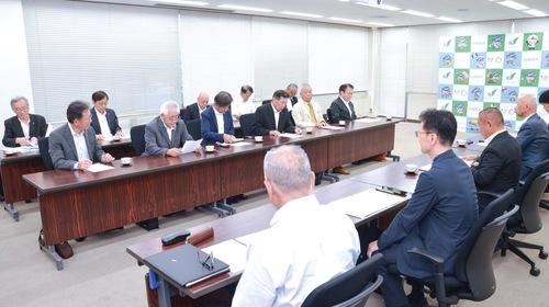 市長に要望する各団体の代表者ら