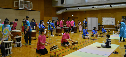 会場には元気な太鼓の音が響きわたった