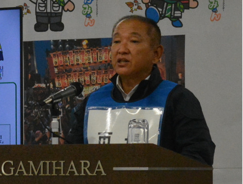 記者会見に臨む本村市長