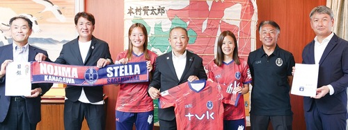 本村市長（中央）に報告する馬場社長（右）ら