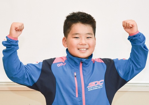 ガッツポーズで活躍を誓う中川さん