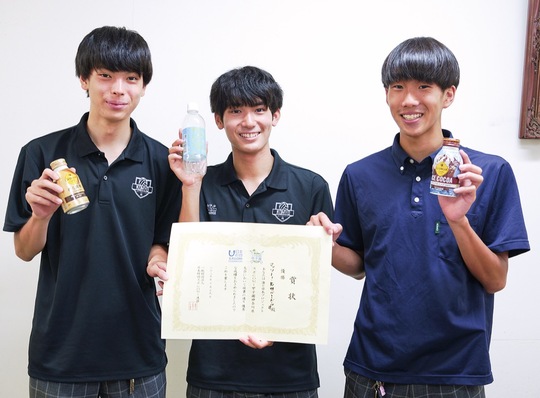 左から伊藤さん、渡邊さん、小川さん。チーム名の｢マッソー｣とは｢あとひと踏ん張り｣の時に発する部内の掛け声に由来している