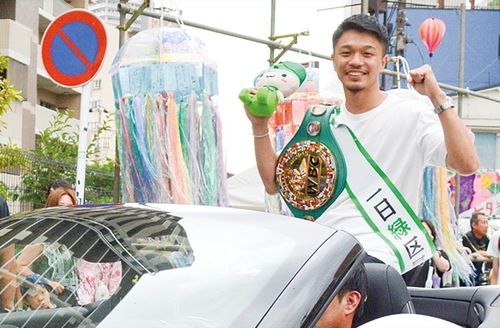 オープンカーでガッツポーズする中谷選手