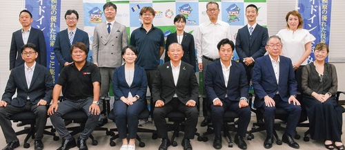 認定企業の代表者と本村市長（前列中央）