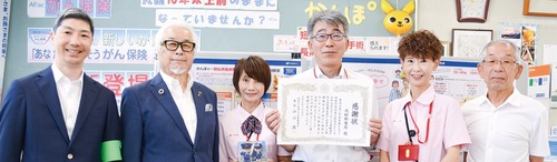 （左から）大里課長、山下利麿防犯協会会長、川村さん、安斎局長、荒井さん、森久保高弘相模湖地区自治会連合会会長