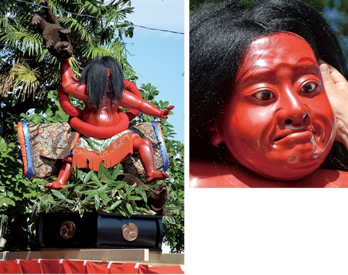 お披露目会で公開されたものの髪の毛で顔を隠す金太郎（左）、人形師が「良い表情」と絶賛した金太郎の顔