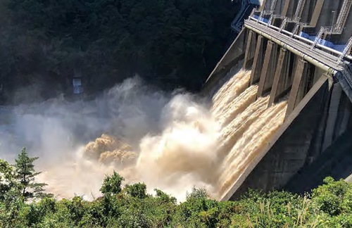 台風通過後の城山ダムの放流（東日本台風災害記録誌より）