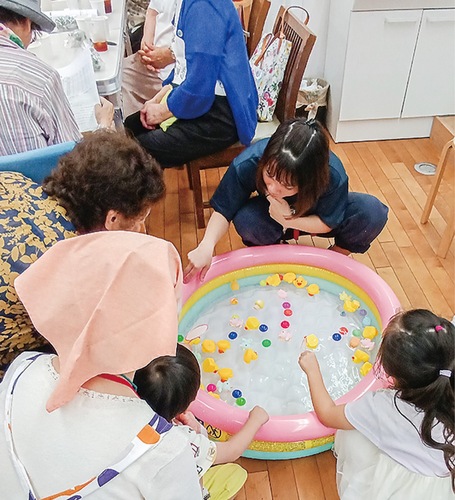 スーパーボールすくいを楽しむ参加者