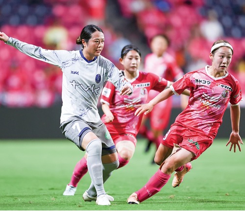 24日に行われた大阪戦の平田ひかり選手（左）＝ＷＥリーグ提供