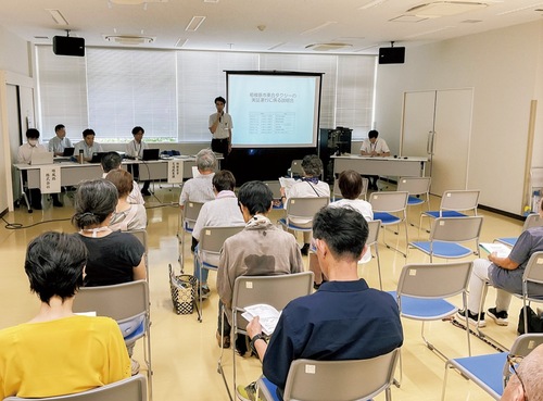 乗合タクシーについて説明を聞く参加者