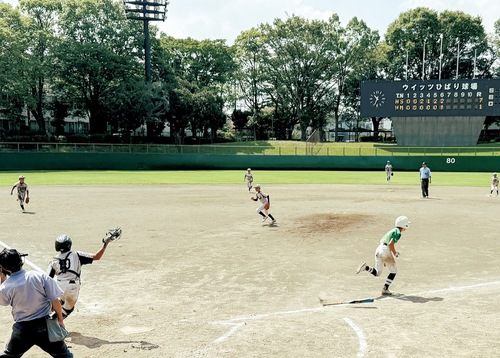 ジリジリとした厳しい暑さで体力を奪われる中、児童の気迫あふれるプレーが随所に見られた