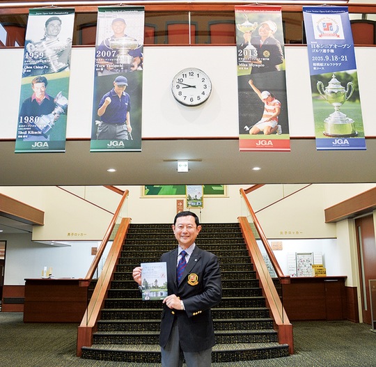 相模原ゴルフクラブのロビーで選手権のチラシを持つ葛谷支配人