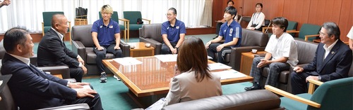 デフリンピックへの出場が内定したことを市長（左から２番目）に報告する佐藤さん、川口さん、桐生さん、野村さん（左から３、４、５、６番目）