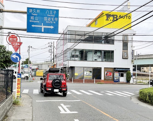 変更した交差点に南から北に向かって進入する自動車