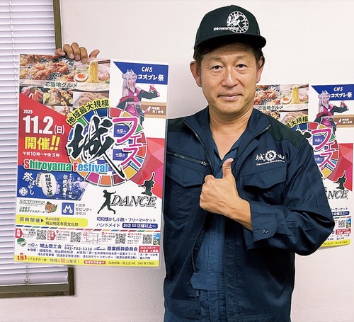 ポスターを手に来場を呼び掛ける佐藤委員長