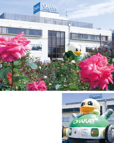 毎年、苗を少しずつ植え足し、現在は約150種のバラが芳醇な香りを放つローズガーデン。SC相模原のクラブマスコット｢ガミティ｣のふわふわ遊具も登場