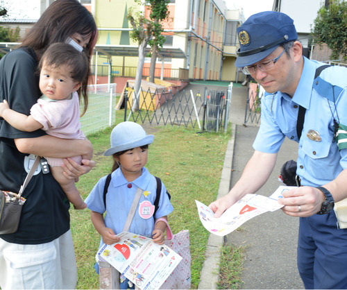 ヘルメット着用を呼び掛ける署員