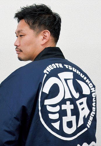 湖上祭のロゴマーク入りの法被を着て来場を呼び掛ける氏家委員長