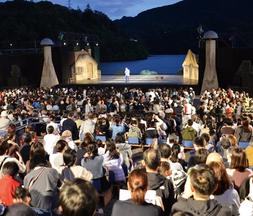 相模湖を背に設置された特設ステージ。園内はいつも以上の人でにぎわいを見せた