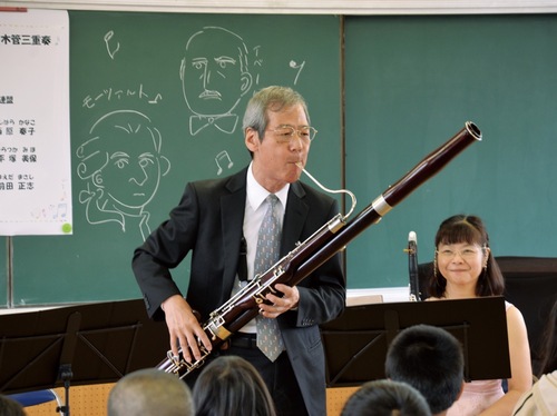 児童の前で演奏するファゴットの前田さん
