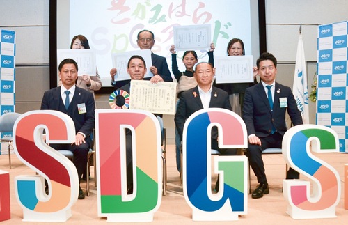 賞状を手に喜ぶ受賞者ら