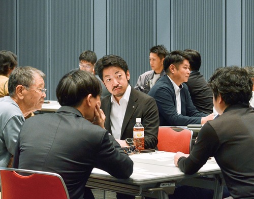 それぞれの立場で議論し合う両会の会員ら