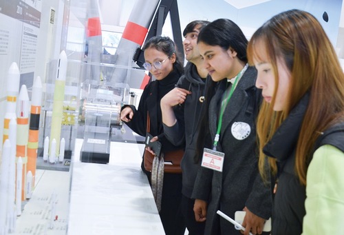 ＪＡＸＡで展示を見学する参加者