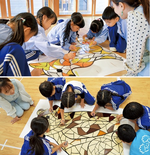 作品を色付けする園児たち。上が津久井ヶ丘幼稚園（10月30日）、下が大島幼稚園（11月６日）