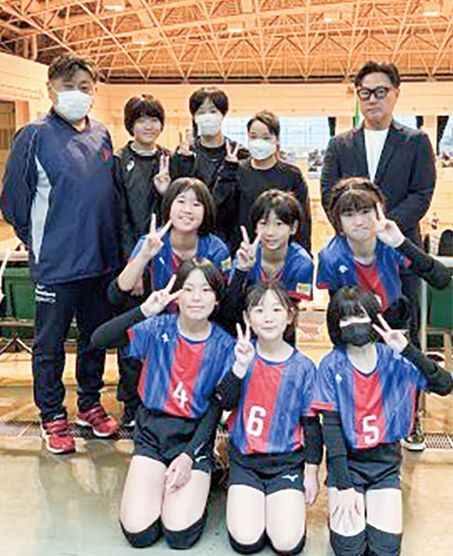 市内であった大会に出場したチームとスタッフ。応援に駆け付けた浦部社長＝後列右端（同社提供写真）