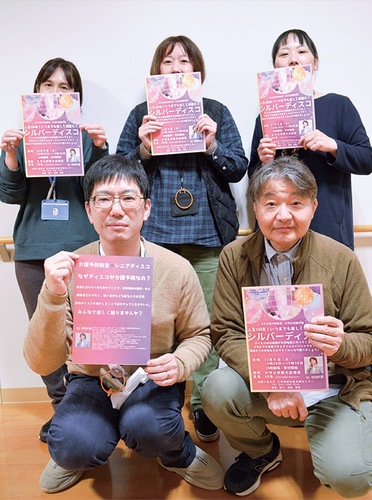 来場を呼び掛ける大沢地域包括支援センターのスタッフたち