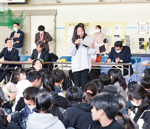 児童やゲストの前でアイデアを発表した