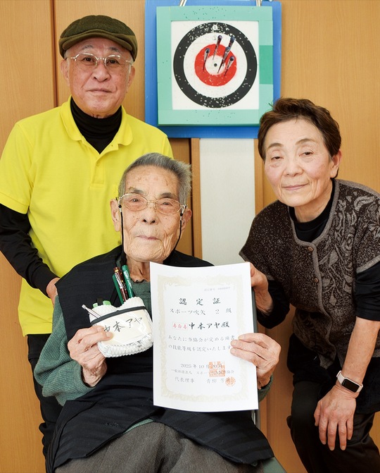 （左から）笑顔の古川支部長と中本さん、娘の一美さん