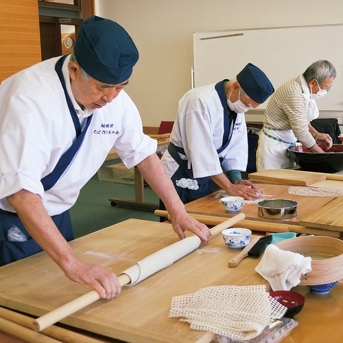 さがみ湖リフレッシュセンターで毎月１回実施されている｢そば打ち鍛錬会｣