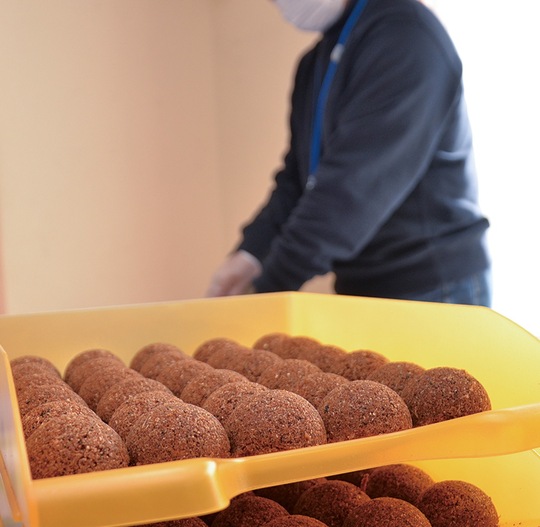 事業所ではおが屑とろうそくを混ぜて型どっていく