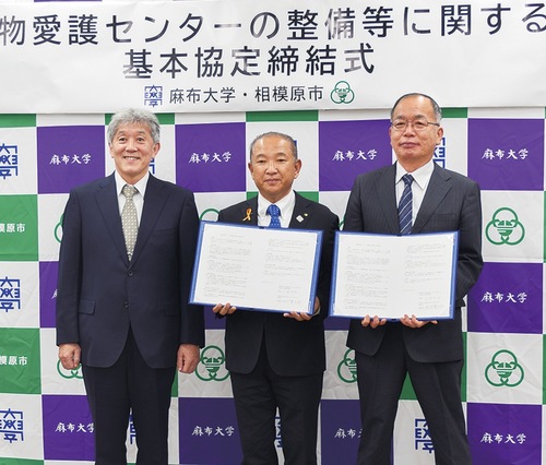 （左から）村上賢学長、協定書を持つ本村賢太郎市長と小倉弘明理事長