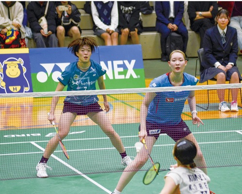 韓国選手を相手に勝利した松本選手（前）と今井選手