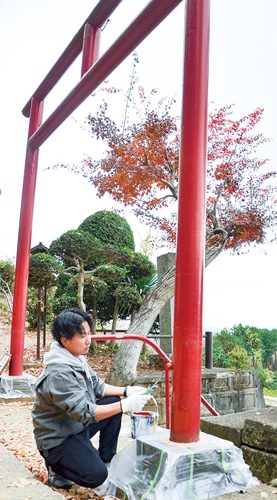 鳥居を塗り直す宮崎社長
