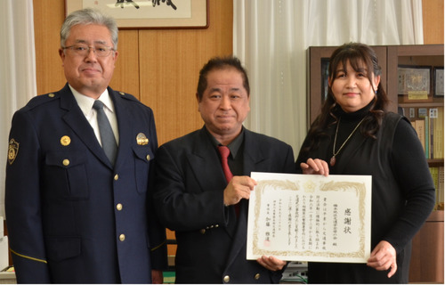 感謝状を手にする（右から）牛山さんと井崎さん、山口署長
