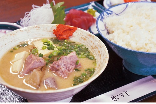 おすすめの豚汁定食に築地・豊洲から直送のマグロブツ