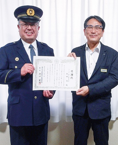 感謝状を手にする行員の原田論さん（右）と山口署長