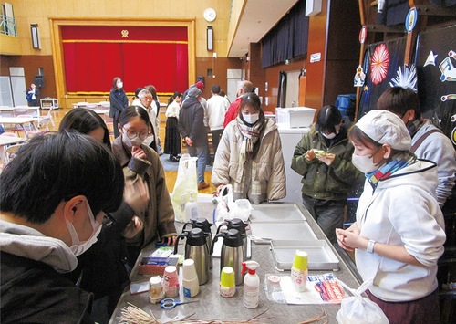 やまゆり園の体育館で行われた交流イベント
