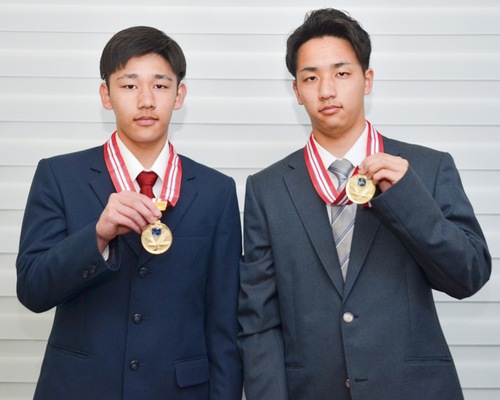 優秀選手に選ばれた朝哉さん（右）と易暁さん