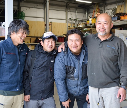 社員と家族のように触れ合う桒本さん（右）