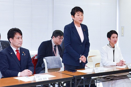 あいさつする辻元委員長。左は滝波議員、右は蓮舫議員