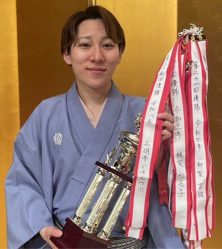 トロフィーを手に優勝を喜ぶ三遊亭ごはんつぶさん（写真提供＝（公財）相模原市民文化財団）