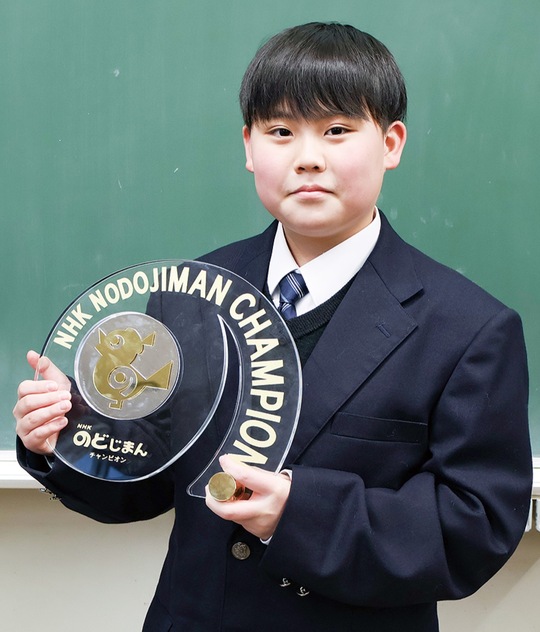 優勝者の盾を持つ林さん