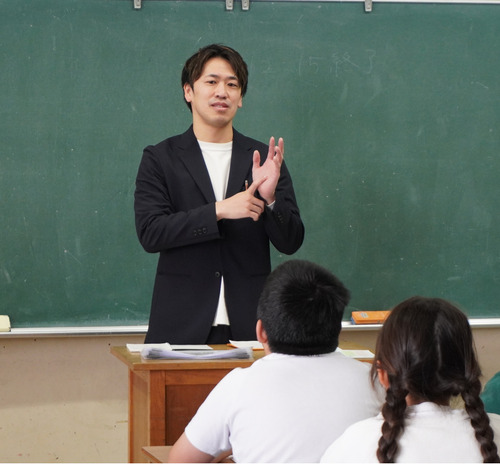 坂井丞選手による淵野辺東小学校での授業＝ユメイク.提供＝